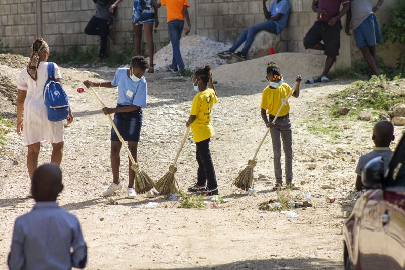Samen de buurt schoonmaken.