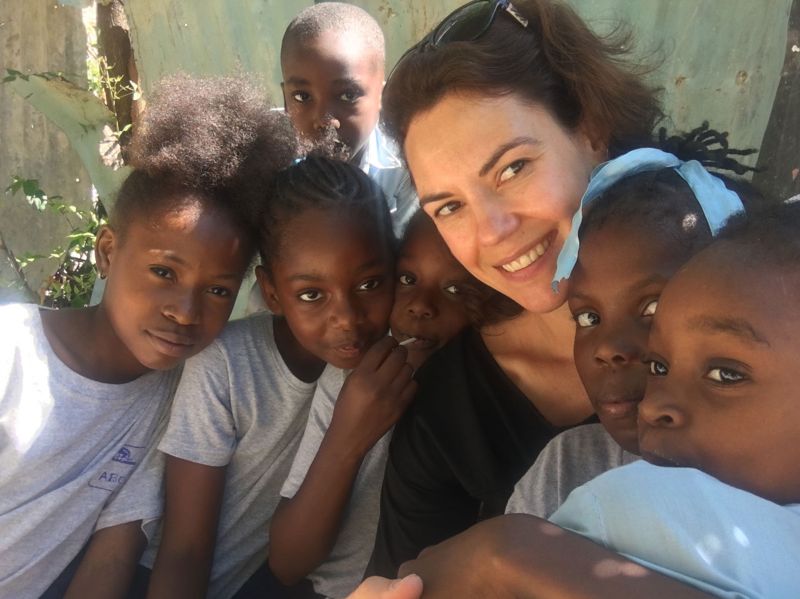 Lalita de Goederen met kinderen van ABC de la Vie.